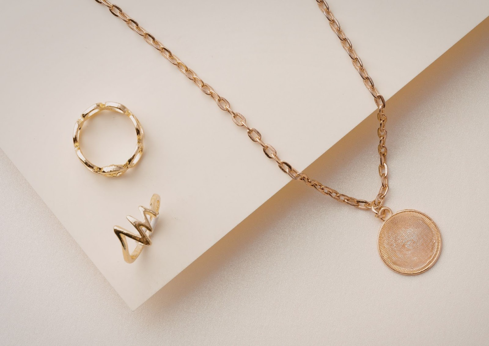 Nguyên liệu làm nên khuôn đúc trang sức.png